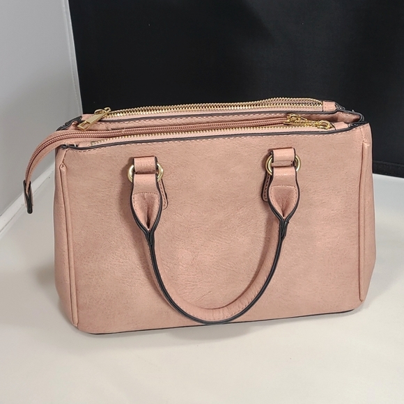 Isabelle Purse - Picture 2 of 11